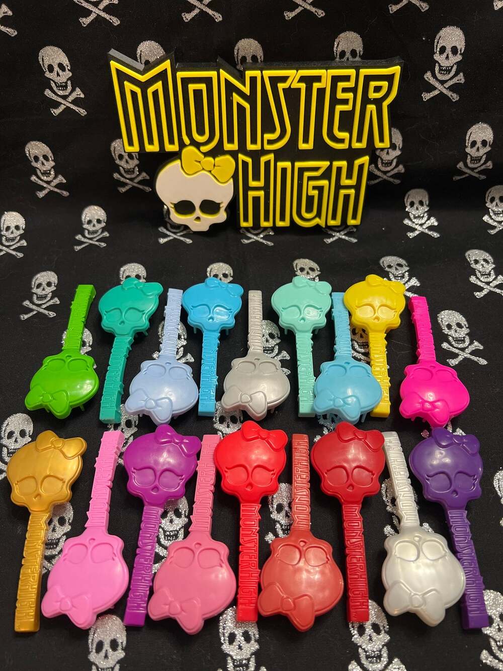 18 Monster High Colorful Brushes! Each one different!